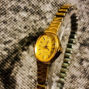 Lovely!! Vintage women's Hamilton Quartz watch!
